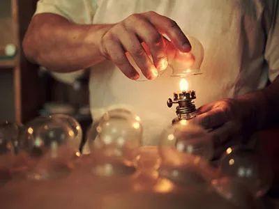 腰疼拔罐视频,跟随视频学习拔罐技巧