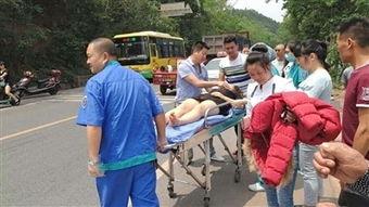 两男子救人拍视频,两男子勇救落水者，英勇行为被镜头记录