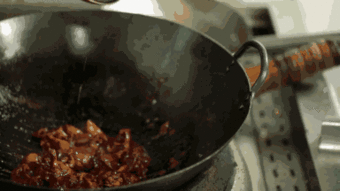 火烧鸡视频,火烧鸡烹饪全过程揭秘